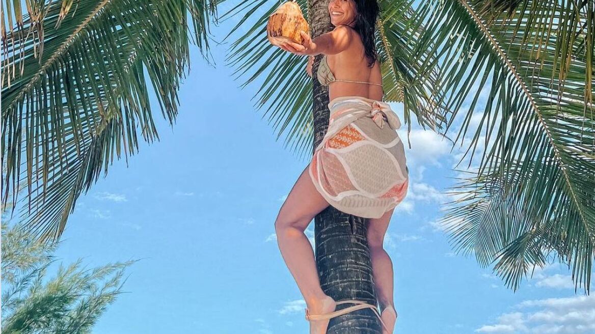 Ευγενία Σαμαρά: Φτιάχνει ποτά σε καρύδες και λέει «σ΄αγαπώ» στα σουαχίλι