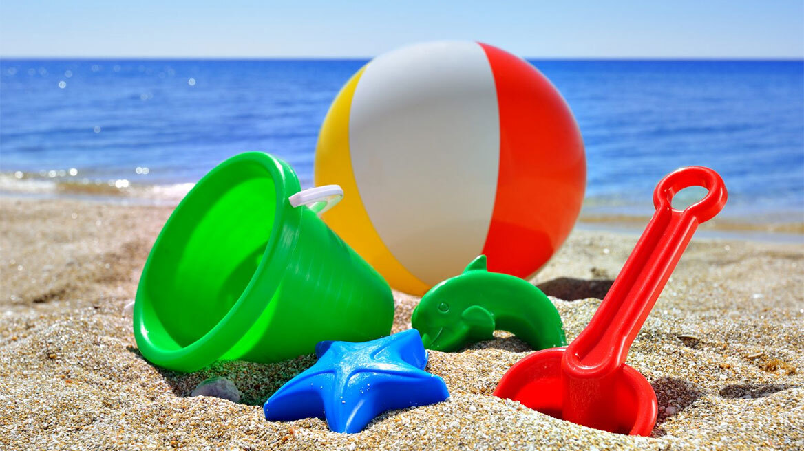 Στη θάλασσα με το παιδί: Όσα πρέπει να έχεις μαζί σου για να είσαι απολύτως προετοιμασμένη