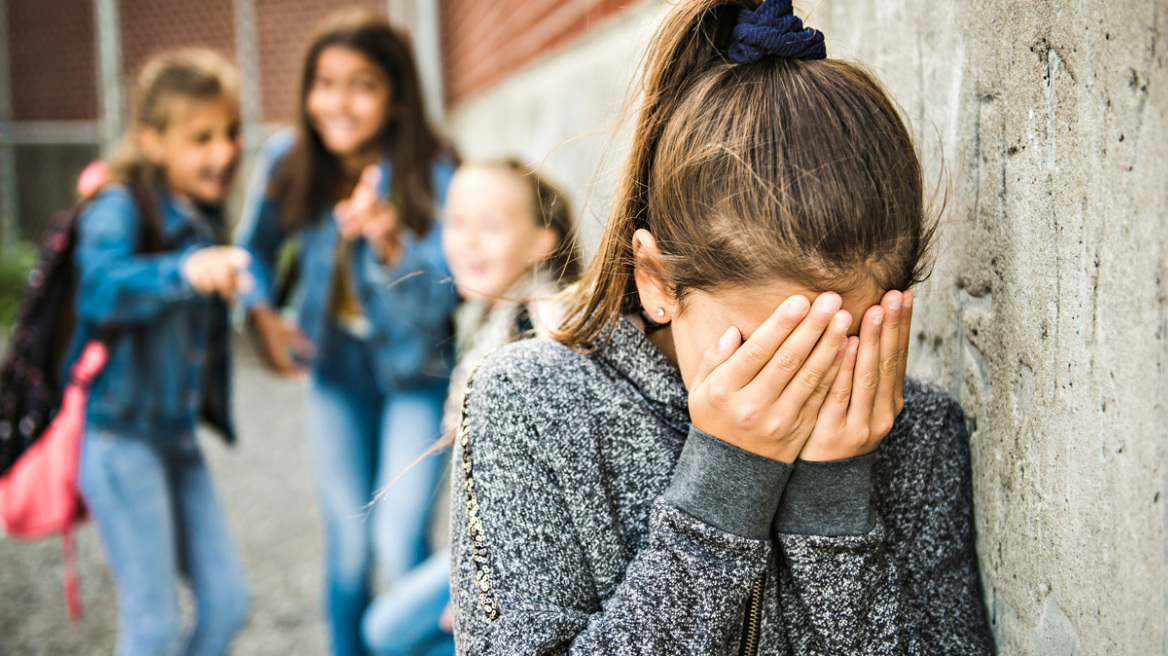 «Κατέστρεψαν το παιδί μου», ξεσπά ο πατέρας της μαθήτριας που έπεσε θύμα μπούλινγκ