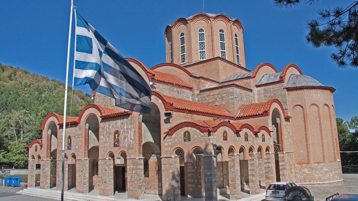 Δεκαπενταύγουστος: Εκατοντάδες προσκυνητές στην Παναγία Σουμελά του Βερμίου