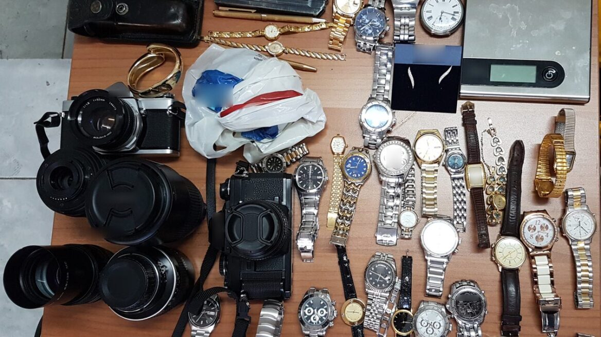 Βούλα: Οικιακή βοηθός «ξάφριζε» σπίτια - Όπλα, ρολόγια, χρυσαφικά, εικόνες, μέχρι και πένες είχε κλέψει