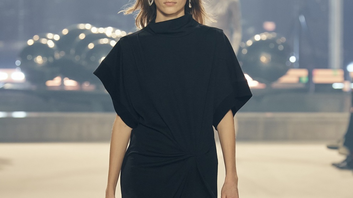 Φορέματα και μπότες: Ο μεταβατικός συνδυασμός που επιστρέφει κάθε φθινόπωρο