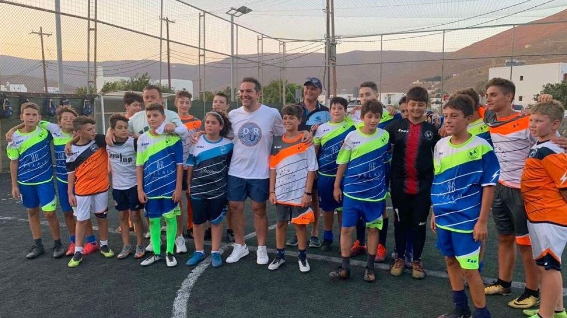 Με την παιδική ομάδα της Αστυπάλαιας φωτογραφήθηκε ο Αλέξης Τσίπρας