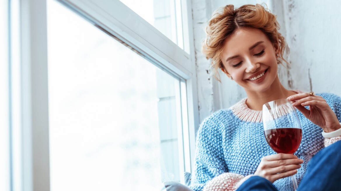 Αλκοόλ: Το αποτελεσματικό κόλπο για να καταναλώνουμε λιγότερο