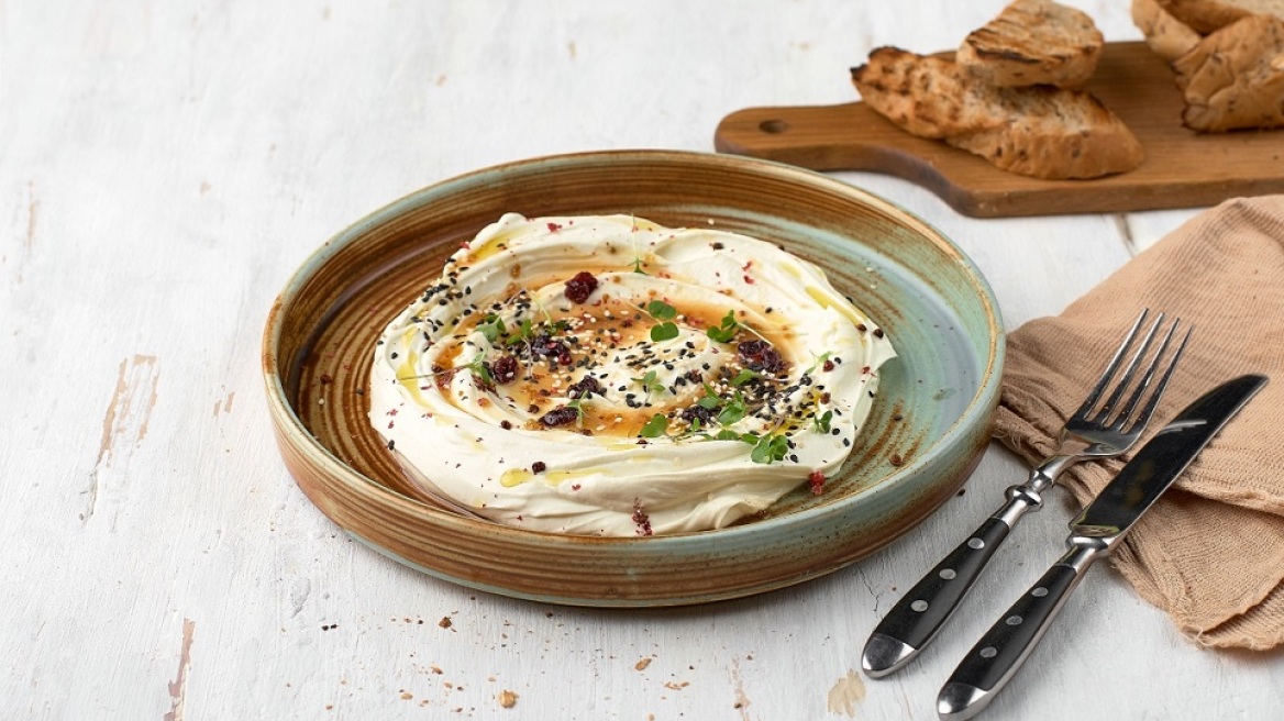 Σάλτσα φέτας: Πώς την ετοιμάζουμε και με τι την συνδυάζουμε