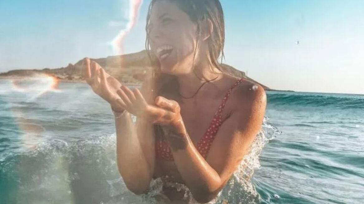 Η πανέμορφη κόρη της Εβελίνας Παπούλια, Αφροδίτη Λιάντου, παίζει με τα κύματα - Φωτογραφίες