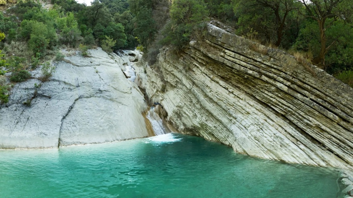 Καταρράκτες Τρύφου: Κρυστάλλινες βουτιές σε τιρκουάζ νερά στην Αιτωλοακαρνανία