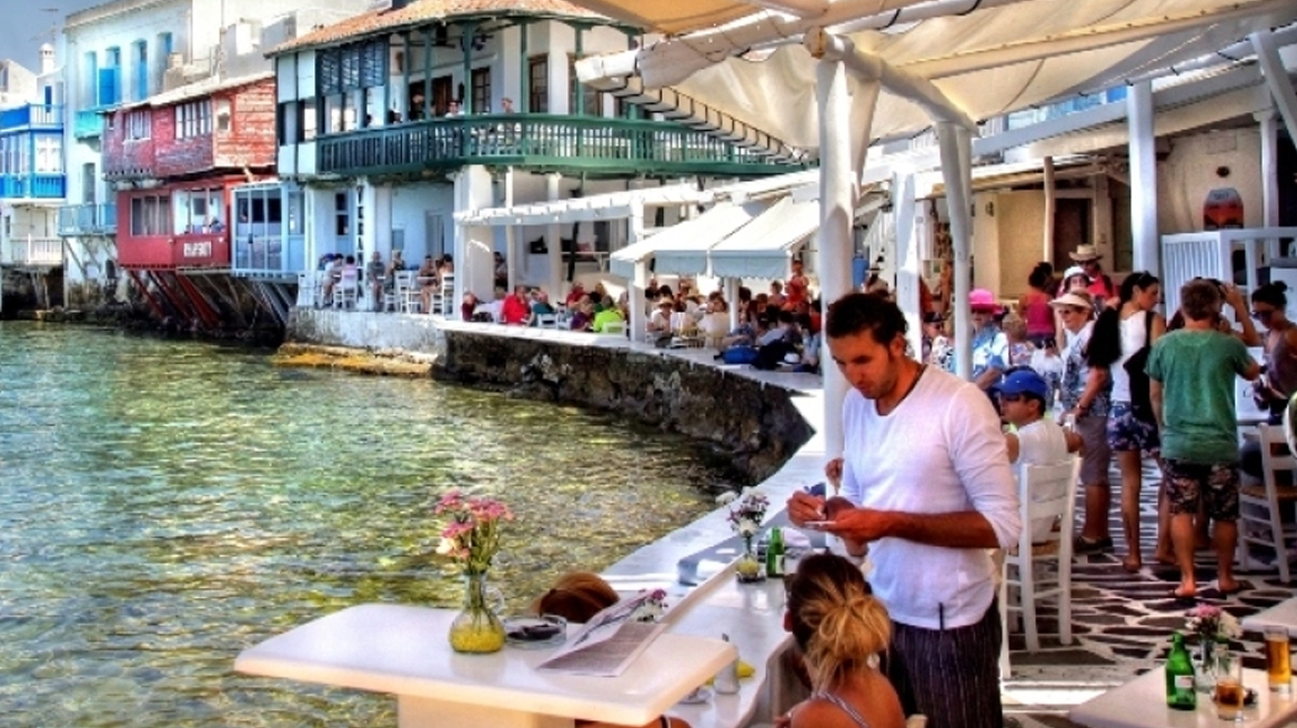 Παρέα τουριστών έκανε την πιο τρελή παραγγελία σε εστιατόριο της Μυκόνου (vid)