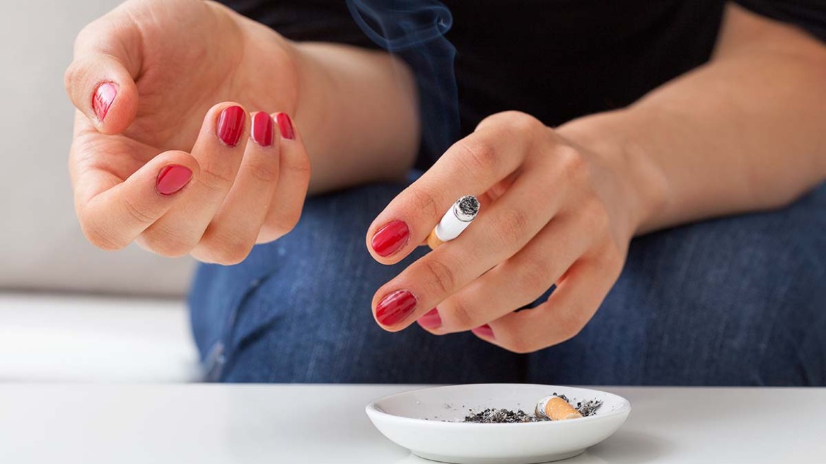 Τσιγάρο: Η αθώα κίνηση που θέτει σε κίνδυνο όσους δεν καπνίζουν