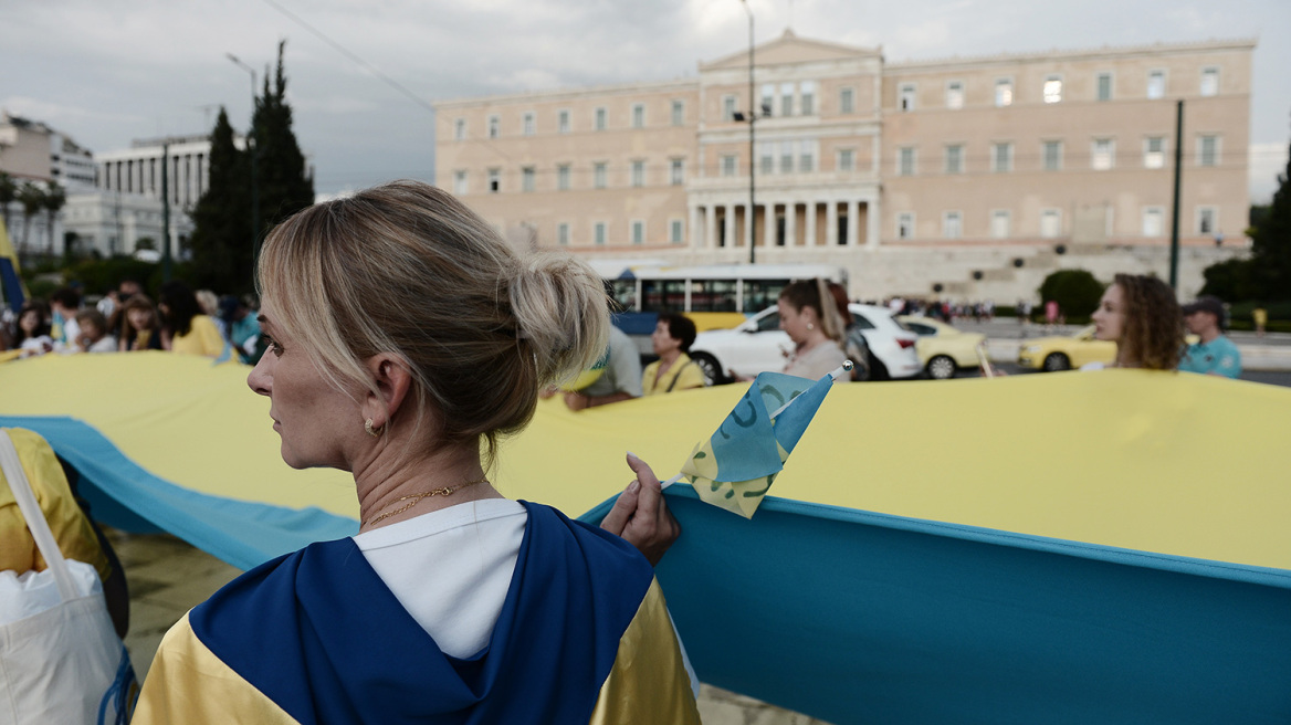 Μεγάλη εκδήλωση για την ανεξαρτησία της Ουκρανίας στο Σύνταγμα - Δείτε εικόνες