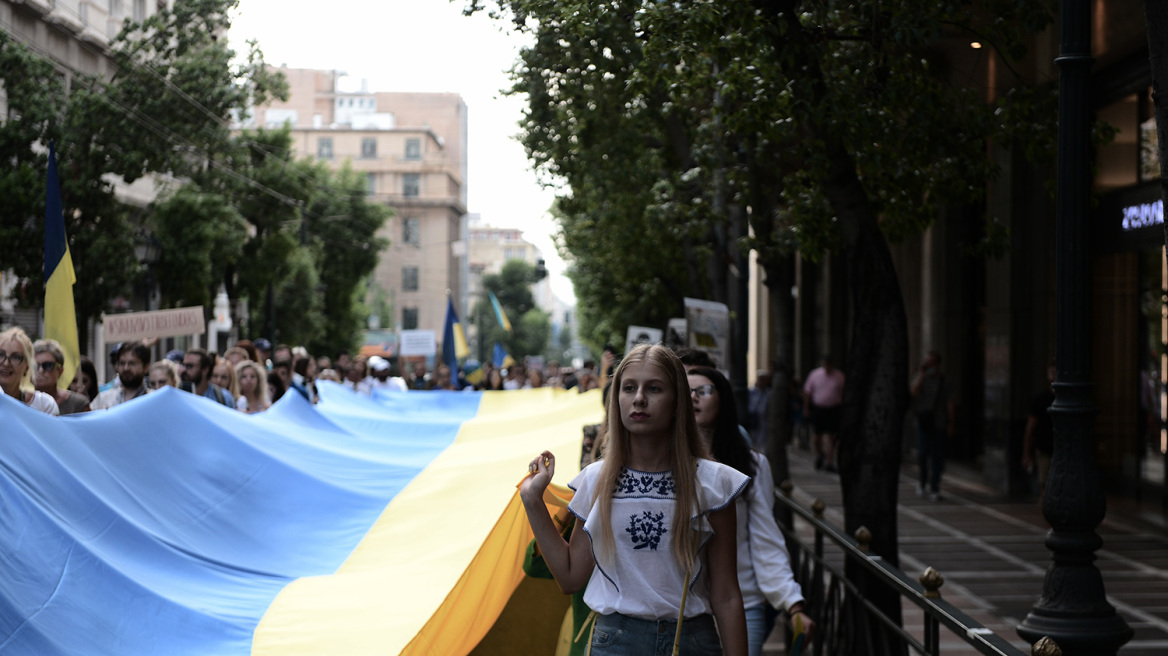 Μεγάλη εκδήλωση για την ανεξαρτησία της Ουκρανίας στο Σύνταγμα - Δείτε εικόνες