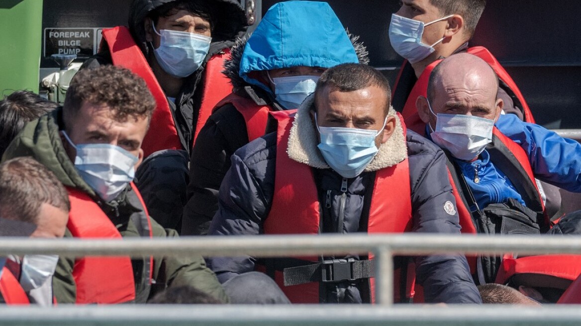 Το Λονδίνο θα συνεργαστεί με τα Τίρανα για την απέλαση Αλβανών μεταναστών που διαπλέουν τη Μάγχη