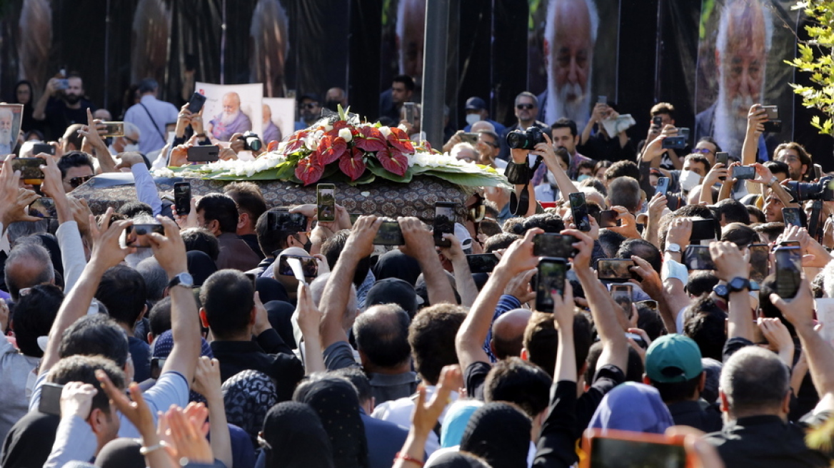 Ιράν: Κηδεύτηκε ο Χουσάνγκ Εμπτεχάτζ, ο μεγαλύτερος σύγχρονος ποιητής της χώρας 