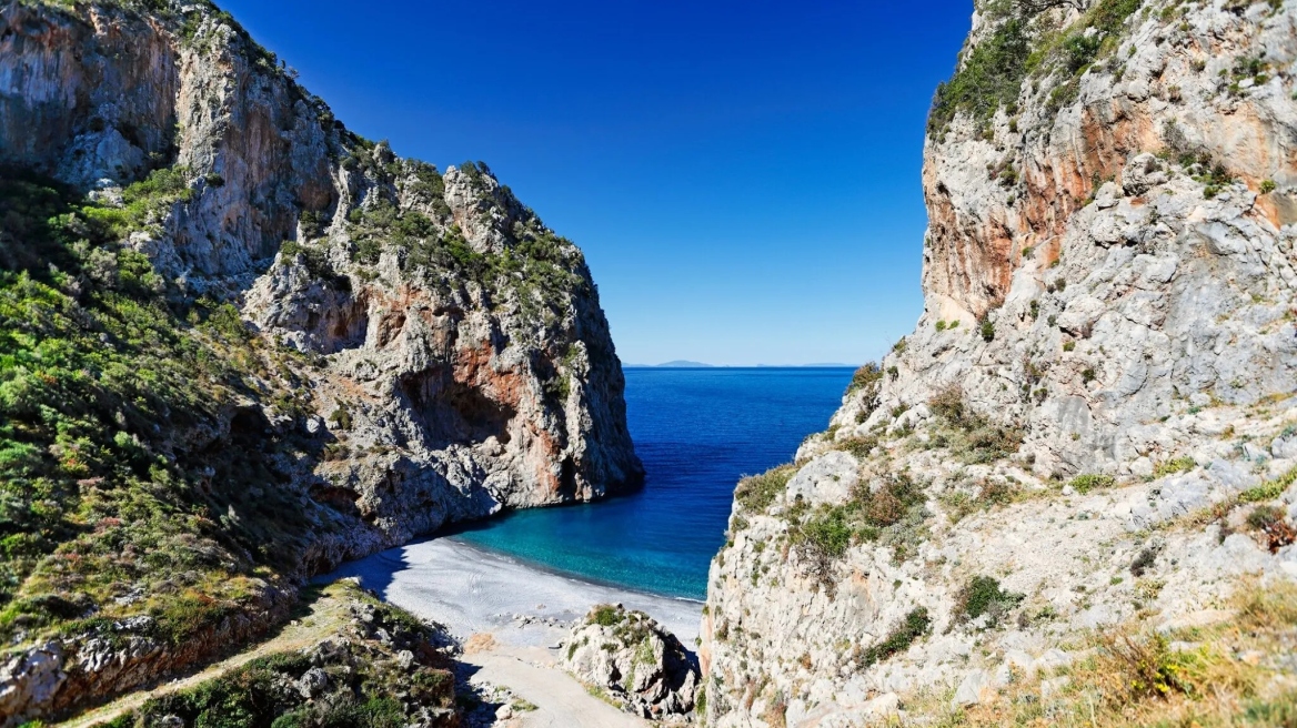 Βύθουρη: Η παραλία της Εύβοιας με τη γαλάζια θάλασσα και τη φυσική σκιά