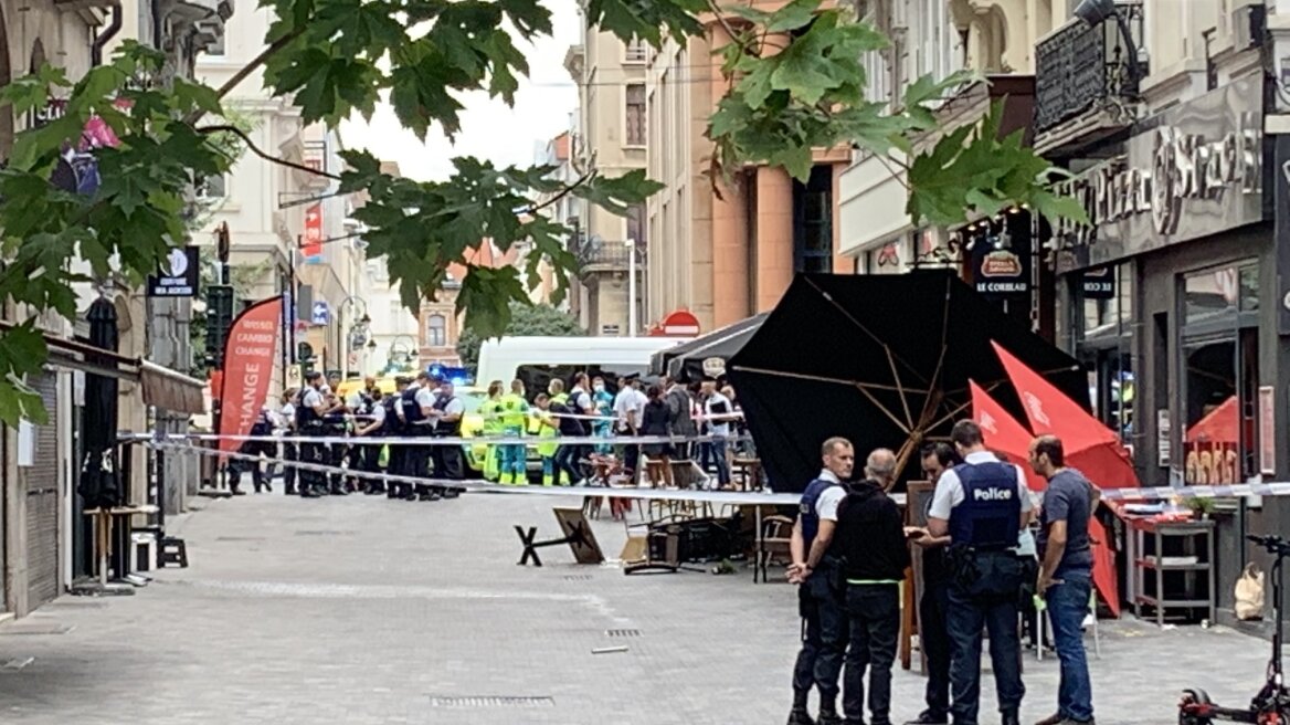 Συναγερμός στις Βρυξέλλες για βαν που έπεσε σε καφετέρια - Έξι τραυματίες