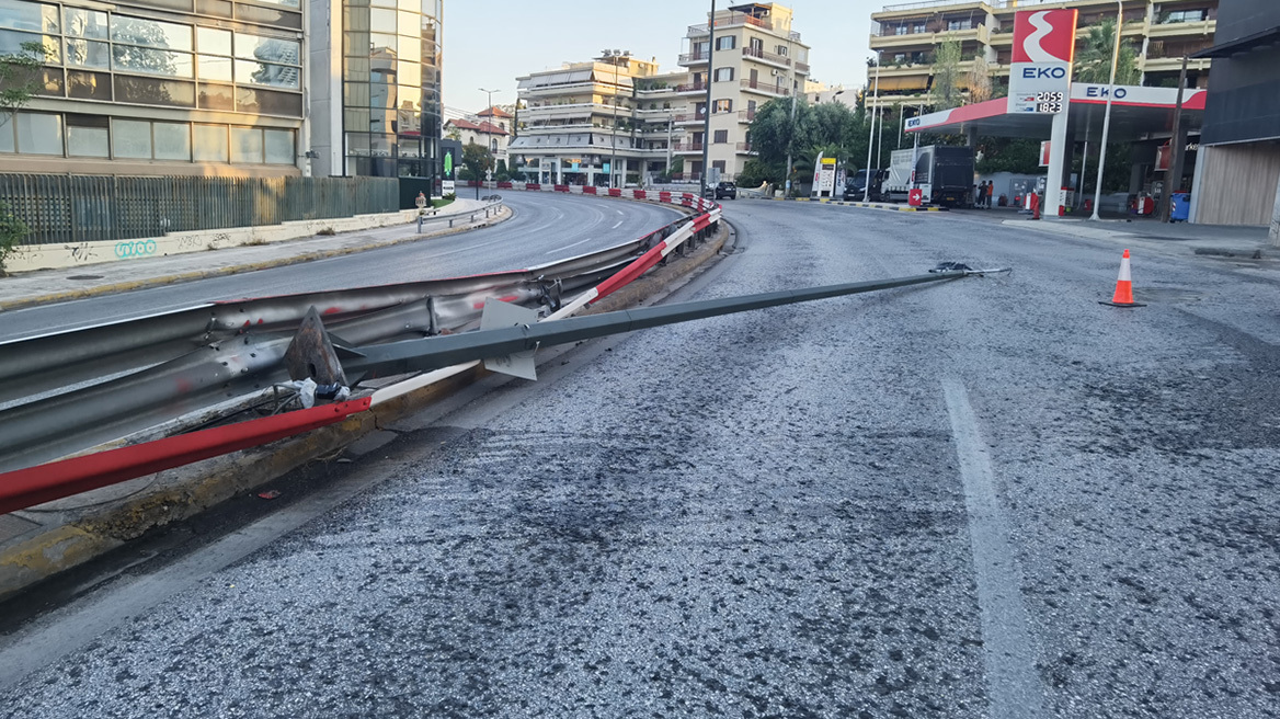 Αυτοκίνητο καρφώθηκε και έριξε κάτω κολόνα στην Κηφισίας