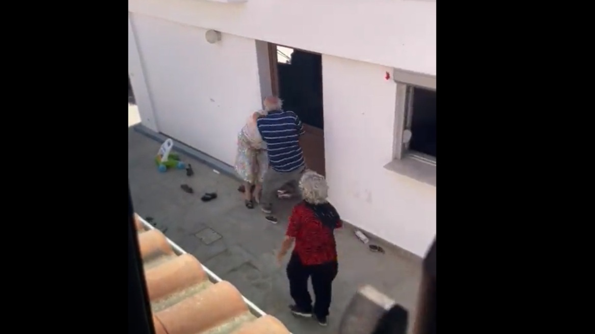 Κύπρος: Ηλικιωμένος χτυπάει βάναυσα αλλοδαπή γυναίκα – Δείτε βίντεο 