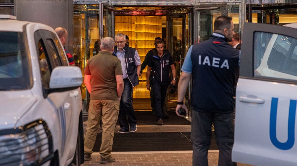 Η Ουκρανία κατηγορεί τη Μόσχα ότι βομβάρδισε την πόλη όπου βρίσκεται ο πυρηνικός σταθμός της Ζαπορίζια