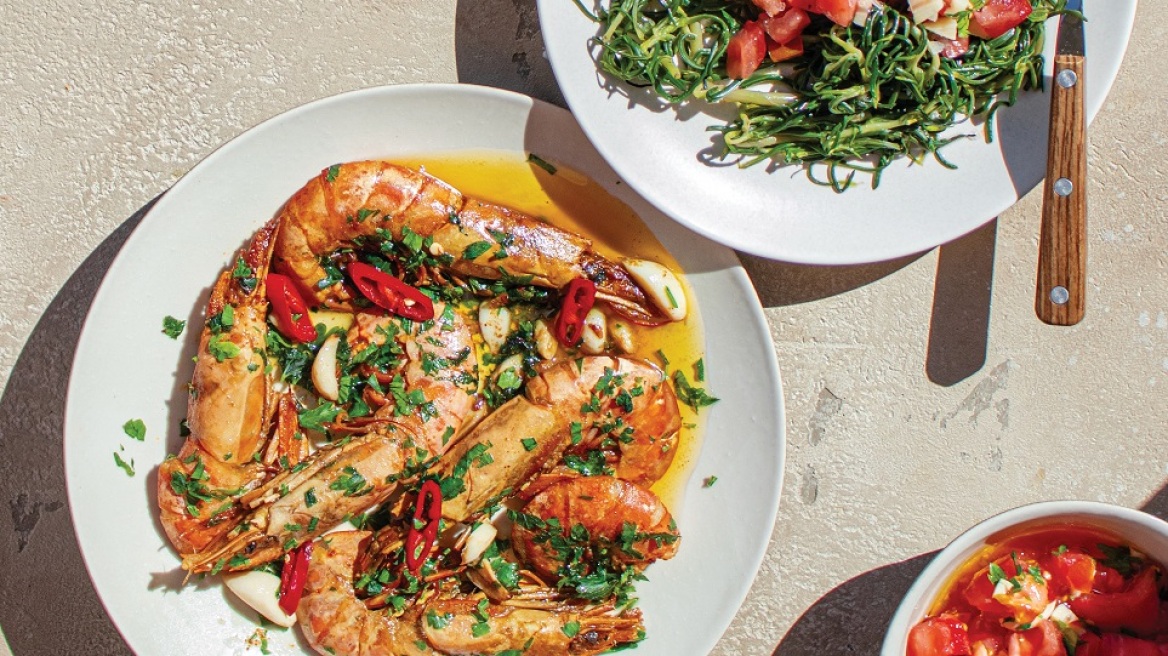 Αλμύρα με κρύα σάλτσα ντομάτας και σκορδάτες γαρίδες