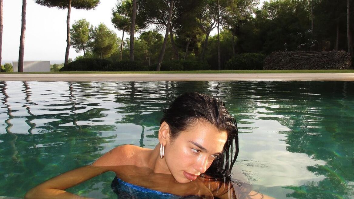 Οι σέξι πόζες της Dua Lipa δίπλα σε πισίνα - Θυμίζει γοργόνα