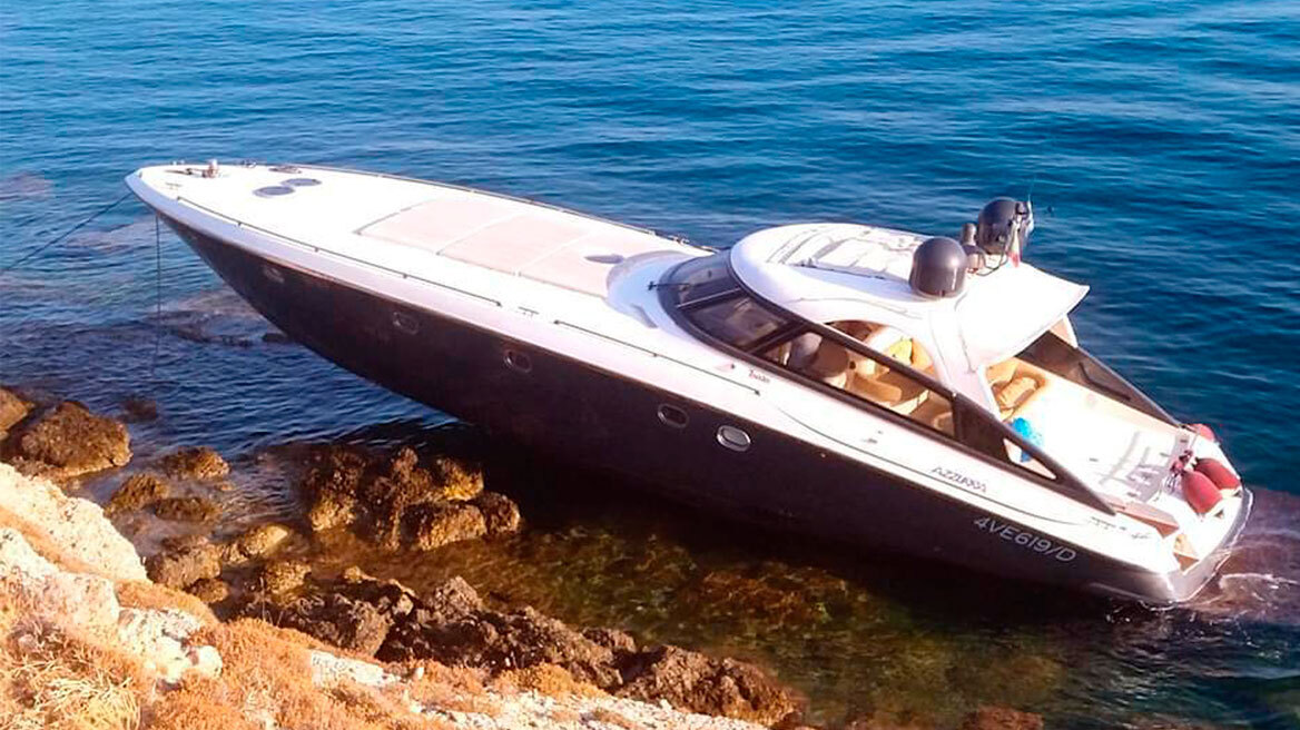 Σκάφος βρέθηκε στα βράχια στις Σπέτσες - Δείτε φωτογραφίες