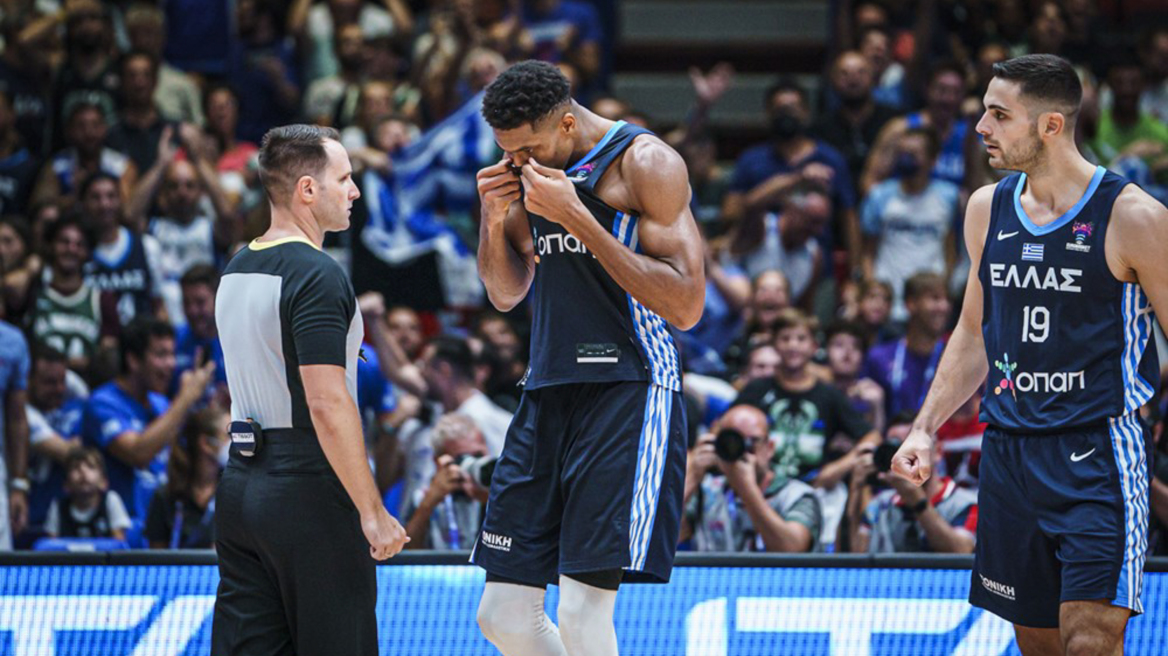 Ελλάδα - Κροατία: Ο Γιάννης φίλησε το εθνόσημο 