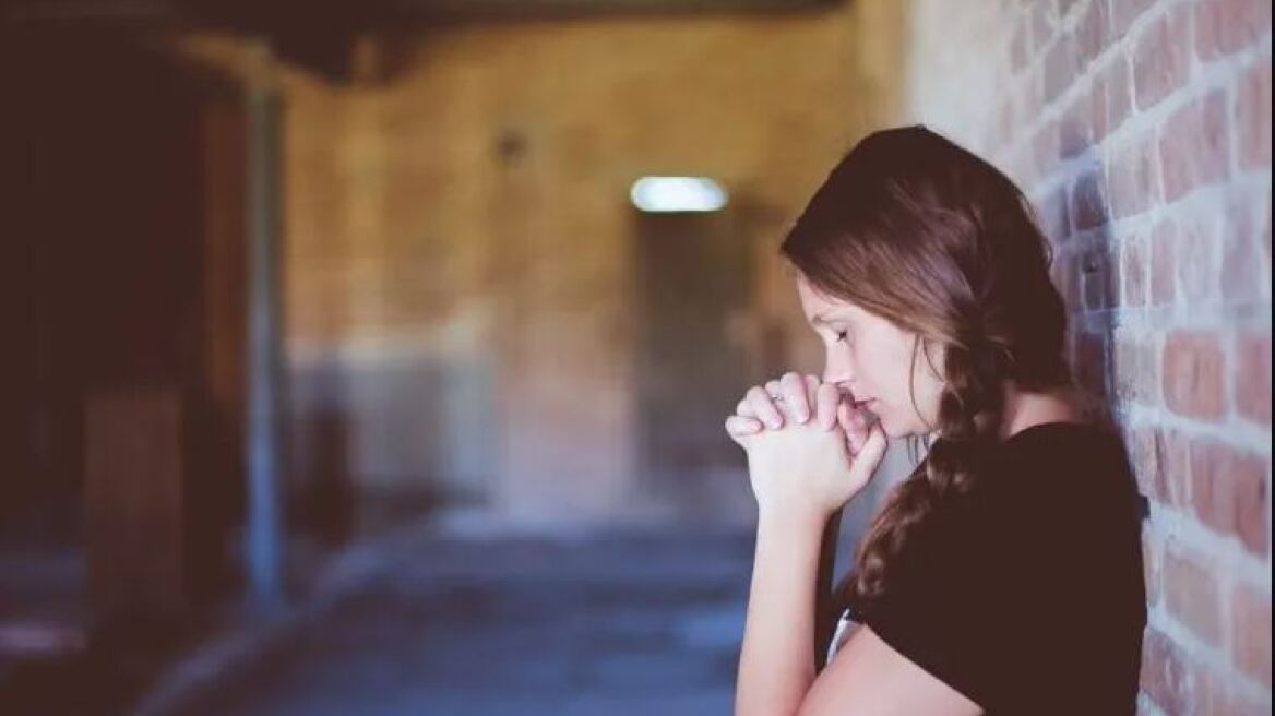 Πώς θα καταλάβετε ότι έχετε ανασφάλειες: Μια ψυχολόγος δείχνει τα σημάδια