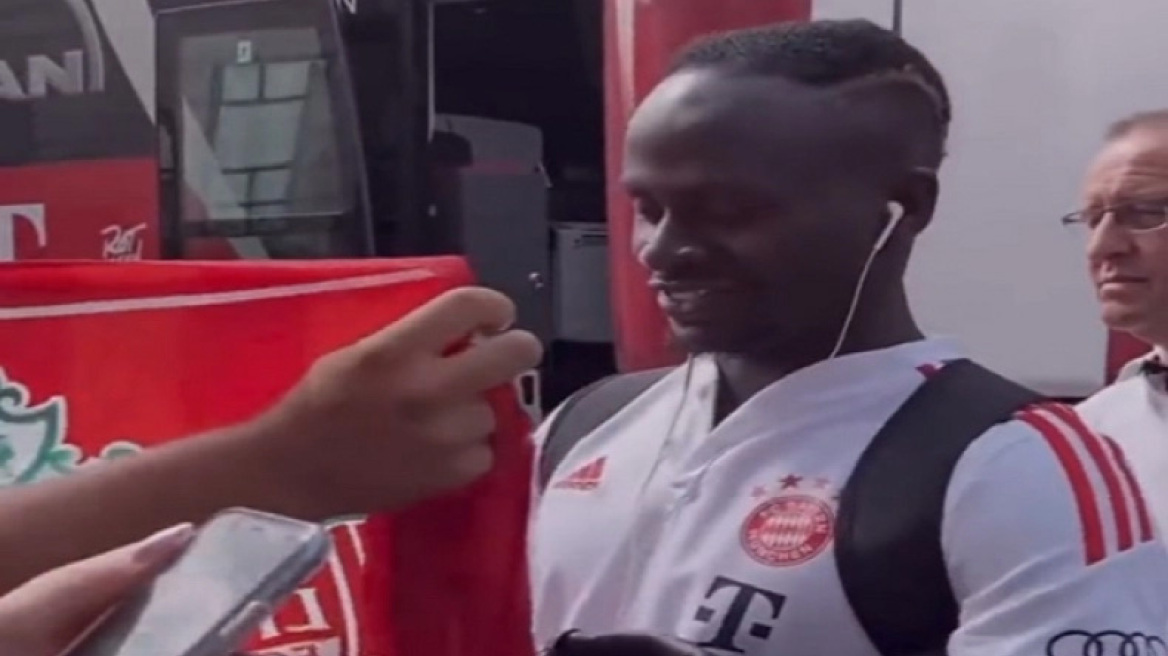 Μανέ: Χαμογέλασε μόλις είδε σημαία της Λίβερπουλ και την υπέγραψε με χαρά