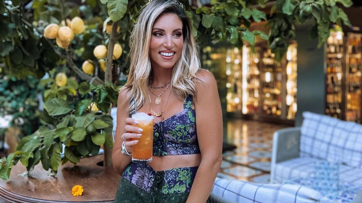 Αθηνά Οικονομάκου: Με μαύρο μπικίνι στο Κάπρι της Ιταλίας