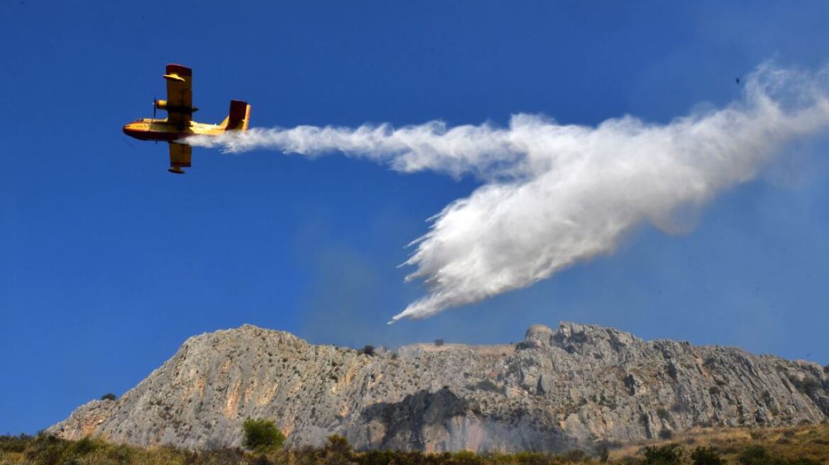 Αχαΐα: Φωτιά στις Βελιτσές - Στη «μάχη» και εναέρια μέσα