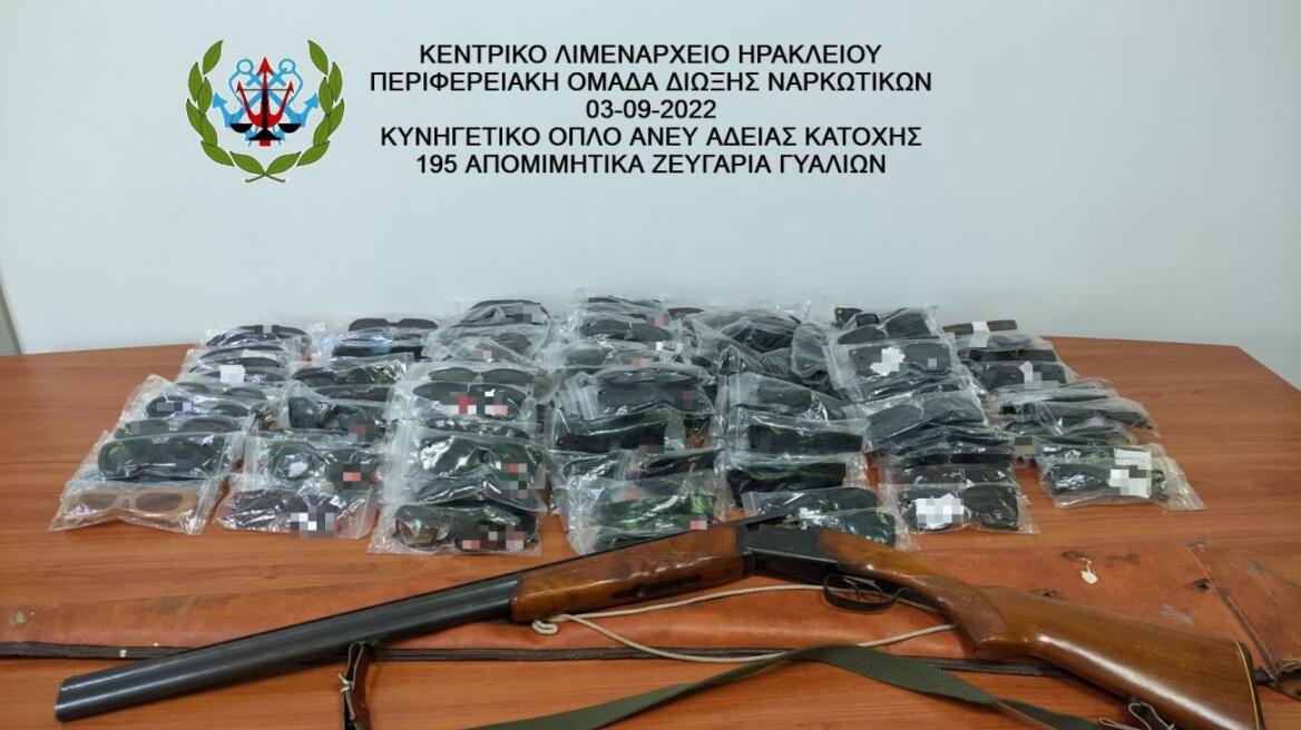 Κρήτη: Βγήκε από το πλοίο με όπλο και εκατοντάδες «μαϊμού» γυαλιά ηλίου
