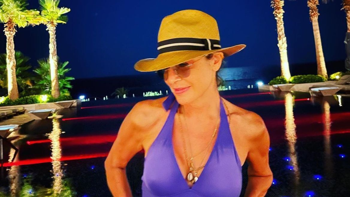Άννα Βίσση: Η τραγουδίστρια έκανε νυχτερινό μπάνιο στην Κύπρο
