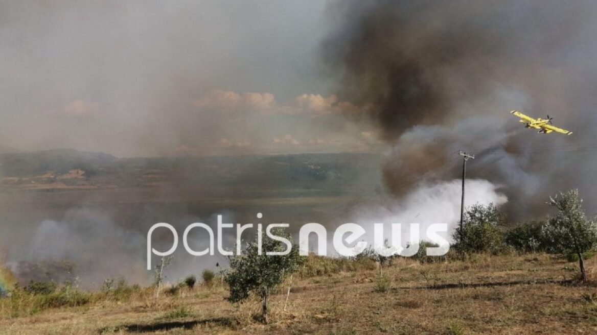 Φωτιά στην Αχαΐα: Στη μάχη και εναέρια μέσα