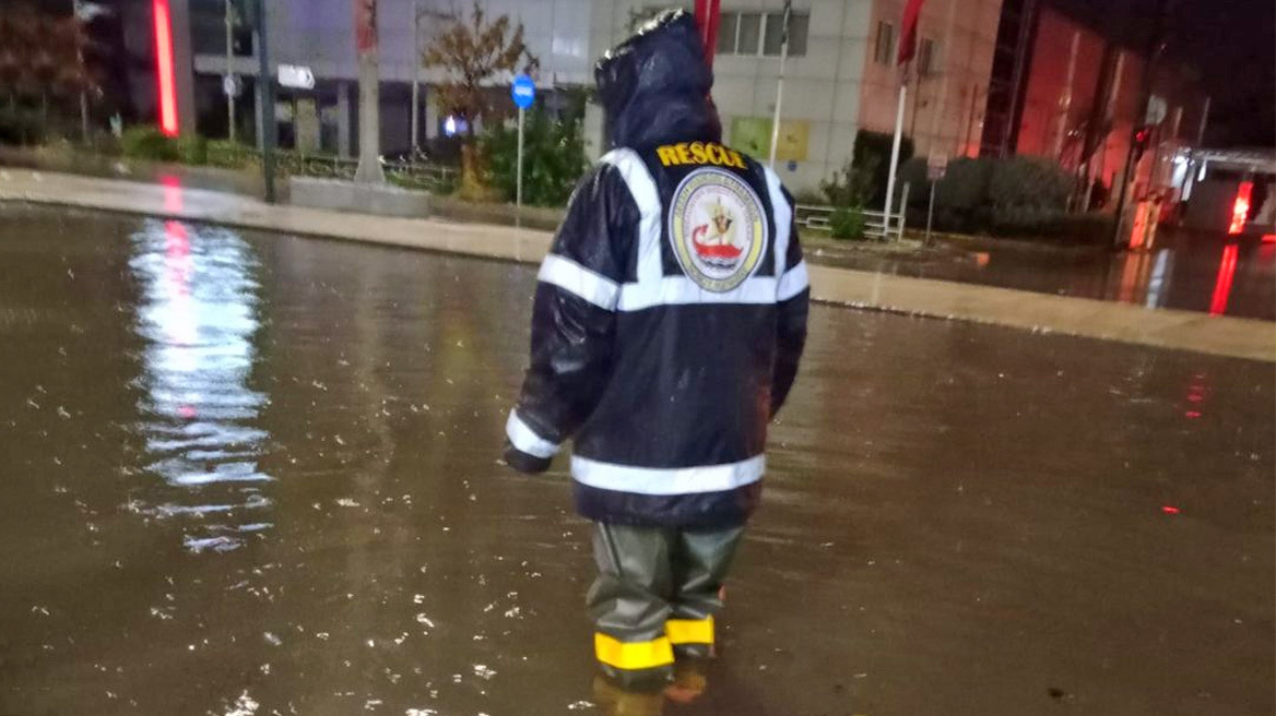 Καιρός: Δρόμοι ποτάμια λόγω ισχυρής νεροποντής και στον Βόλο