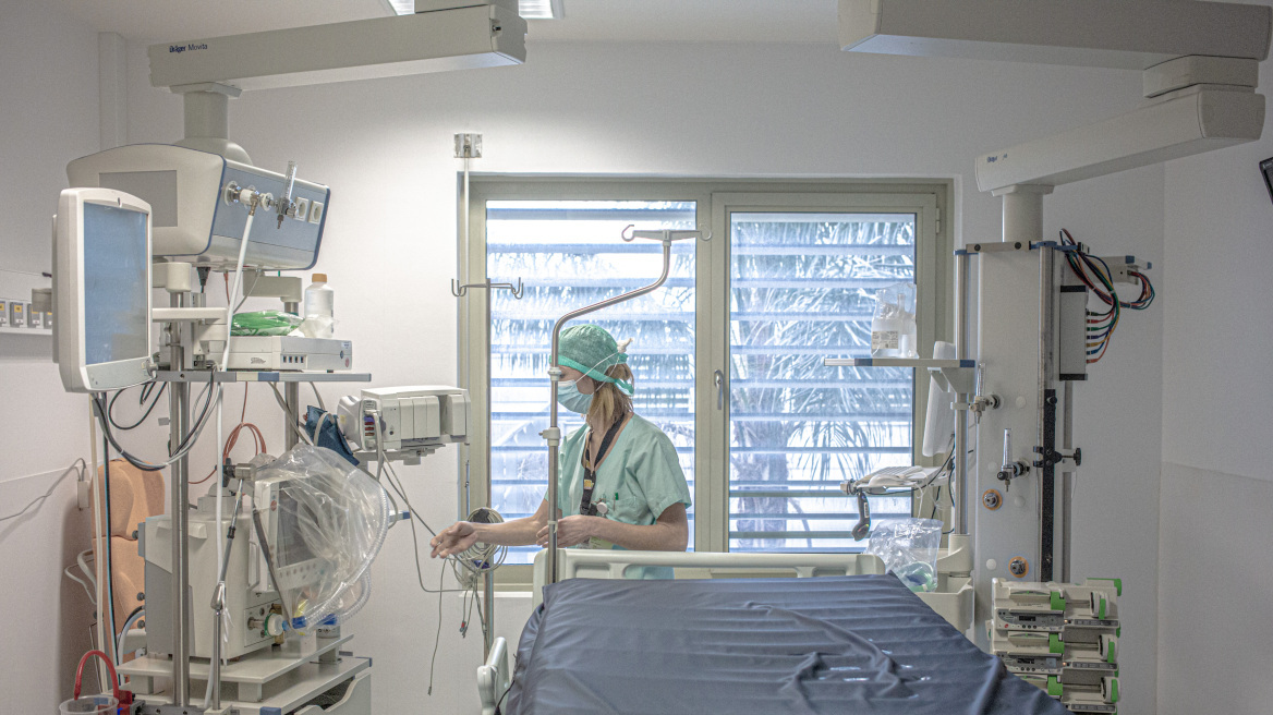 Κρήτη: Χειρουργήθηκε στον εγκέφαλο ο 23χρονος που έπεσε από ταράτσα