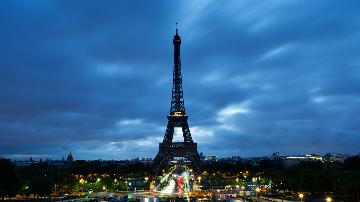 Πέθανε η βασίλισσα Ελισάβετ: Στο σκοτάδι ο Πύργος του Άιφελ, σε ένδειξη πένθους