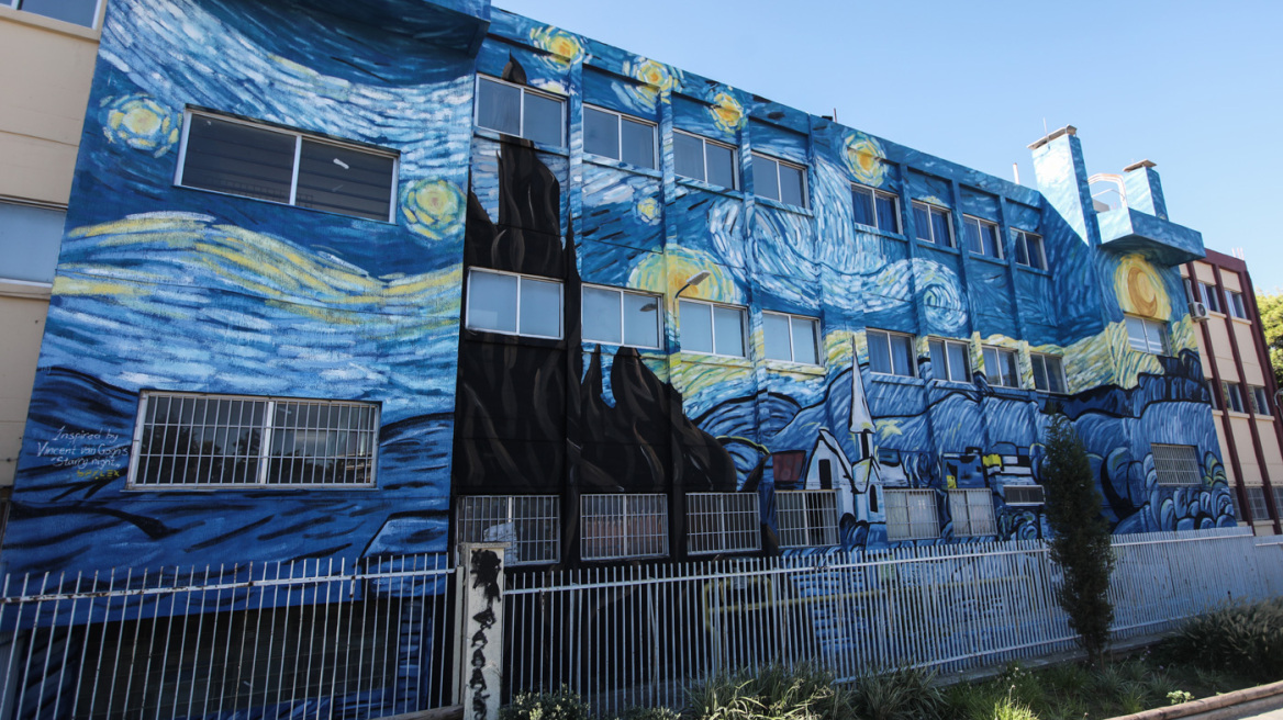 Η «Έναστρη Νύχτα» του Βαν Γκoγκ στολίζει την πρόσοψη του 2ου Λυκείου Αλίμου - Δείτε φωτογραφίες