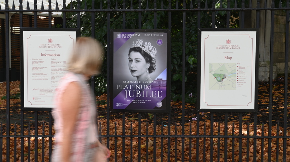 Βασίλισσα Ελισάβετ: Koσμοσυρροή έξω από Μπαλμόραλ και Μπάκιγχαμ