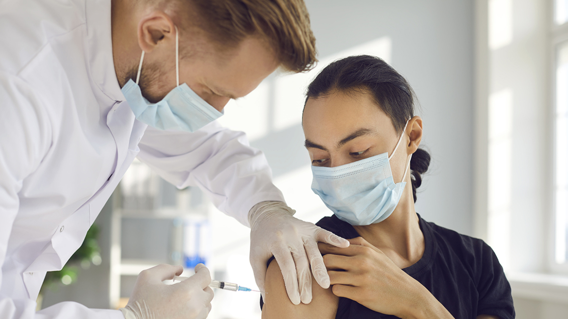 Κορωνοϊός – Εμβόλια: Μειώνουν έως 80% τα επίμονα συμπτώματα νόσησης