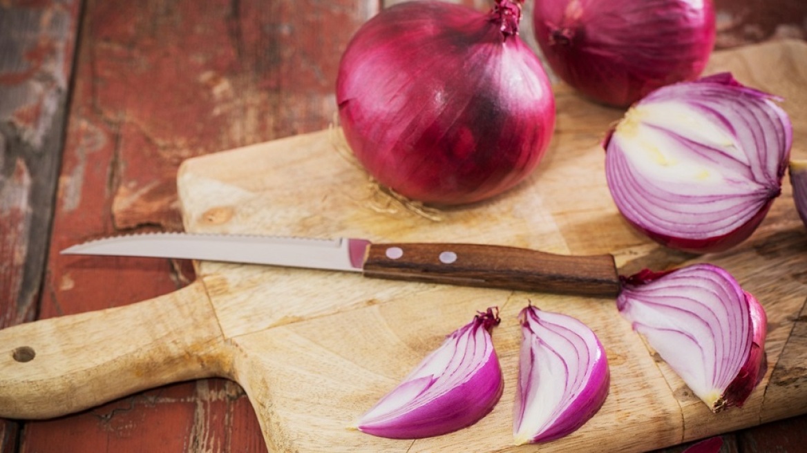 4 tips για να μην δακρύζετε όταν καθαρίζετε κρεμμύδια