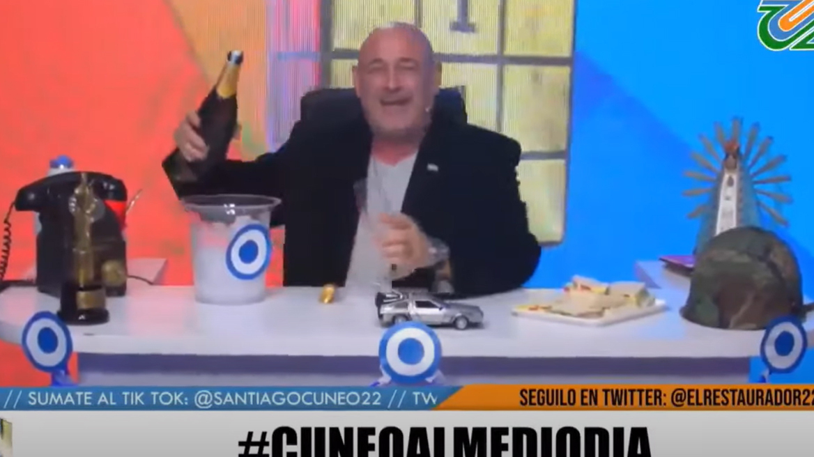 Αργεντινός παρουσιαστής... γιόρτασε τον θάνατο της Ελισάβετ βρίζοντας και πίνοντας σαμπάνια - Δείτε βίντεο