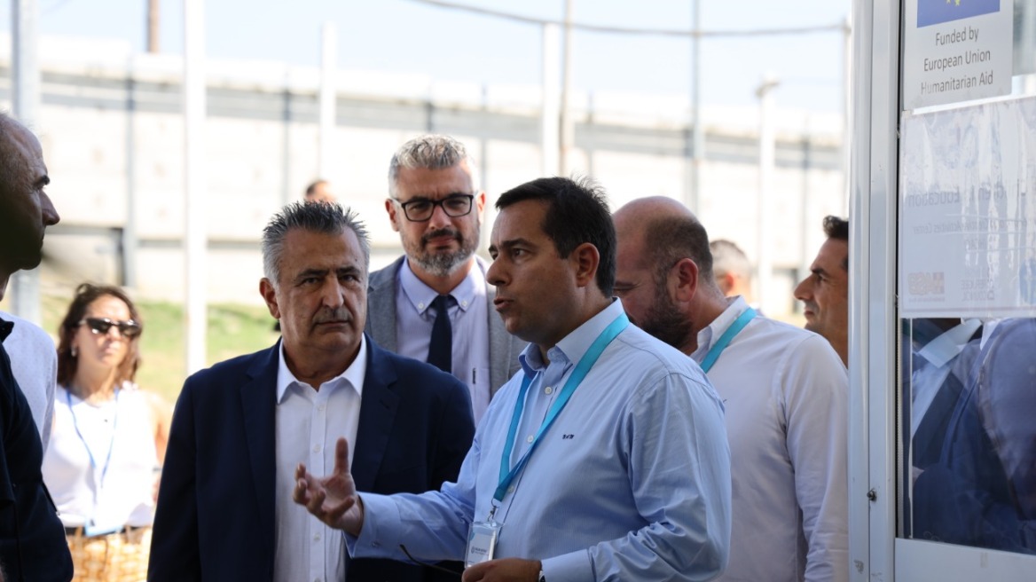 Eπίσκεψη Μηταράκη στη δομή φιλοξενίας μεταναστών στα Διαβατά