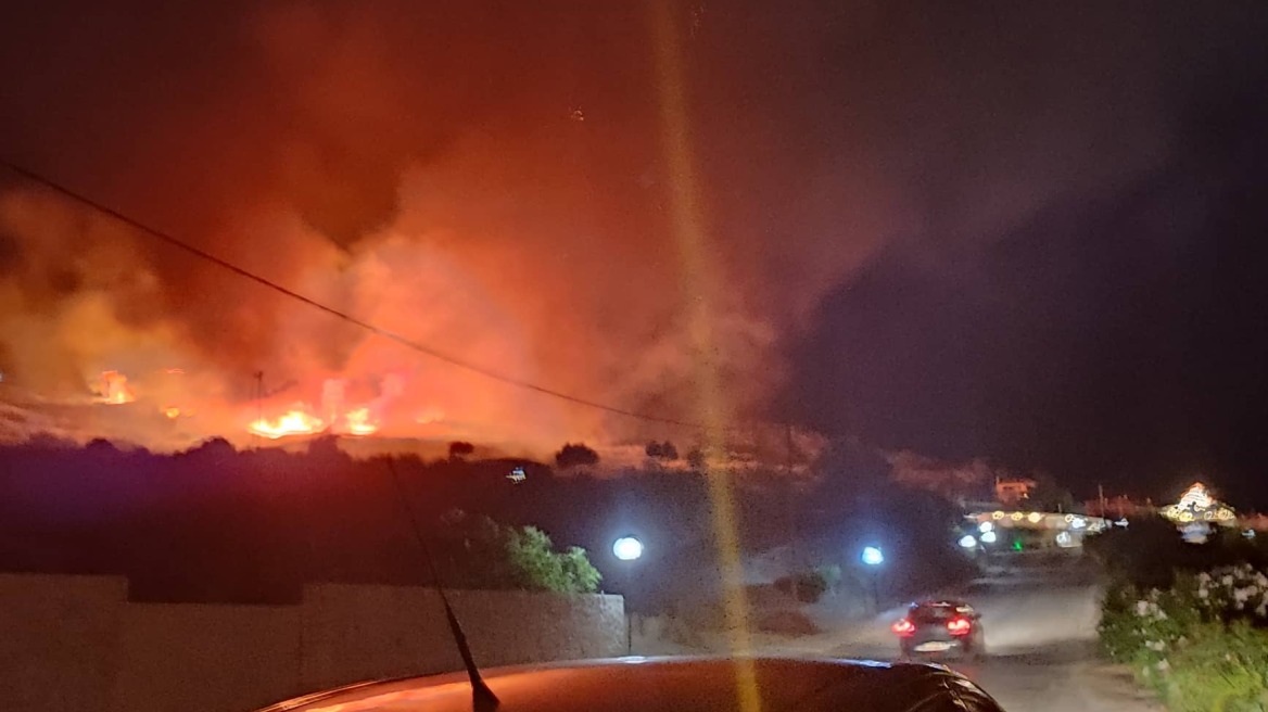Φωτιά στην Κεφαλονιά: Καίει κοντά σε κατοικημένη περιοχή