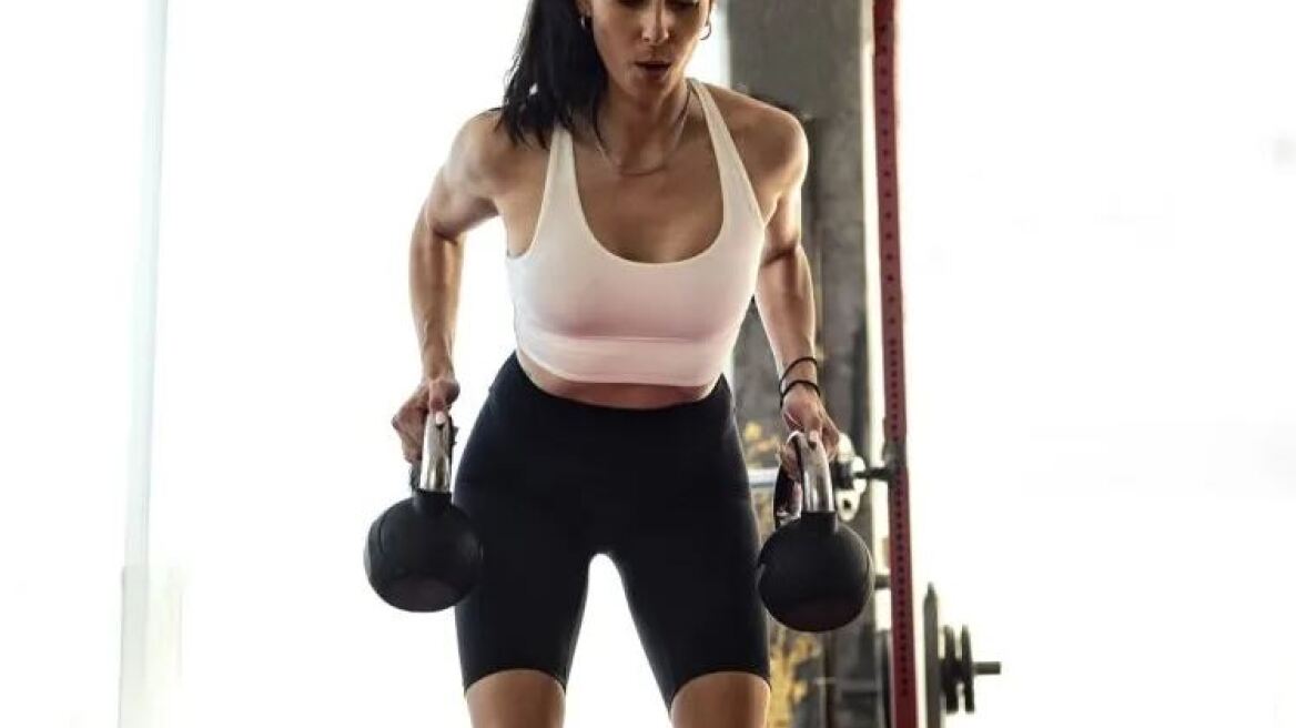 Η προπόνηση που χτίζει ασύλληπτους κοιλιακούς: Ελληνίδα trainer τη συστήνει ανεπιφύλακτα (και) για γυναίκες