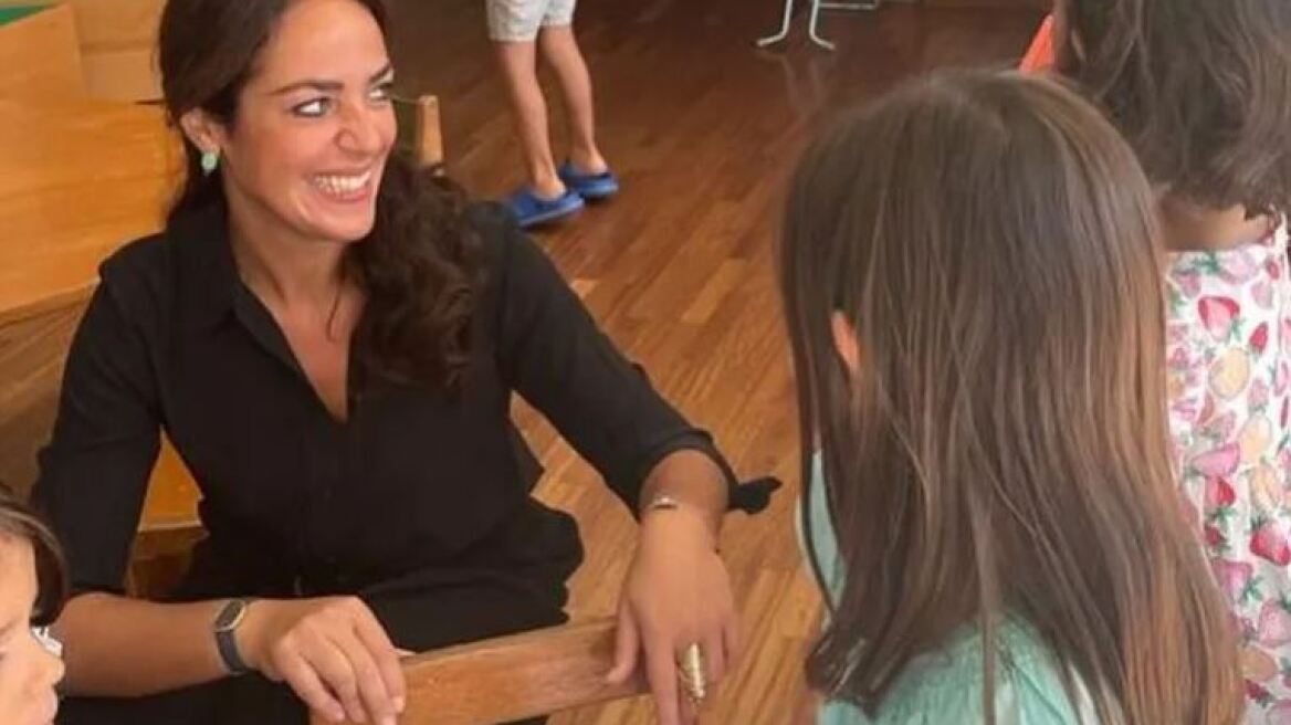 Η Δόμνα Μιχαηλίδου φόρεσε το αξεσουάρ που μεταμορφώνει και το πιο αδιάφορο φόρεμα