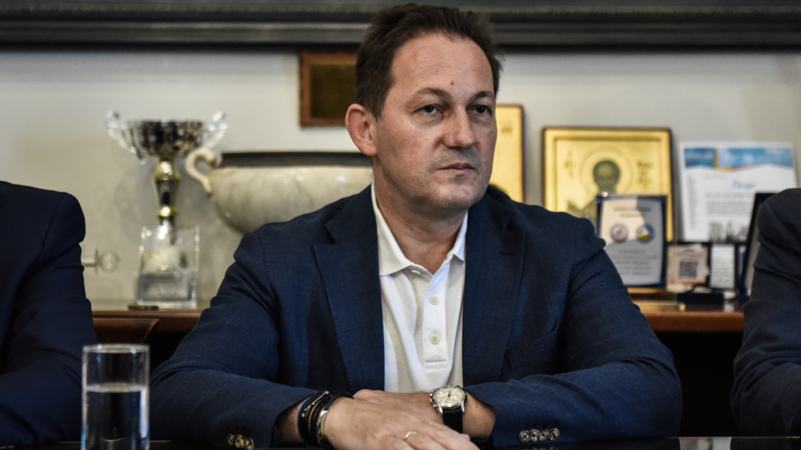 Πέτσας για το «όποιος δεν προσαρμόζεται πεθαίνει»: Αποσπασματική προβολή που διαστρεβλώνει την αλήθεια