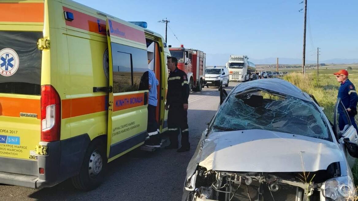 Λάρισα: Σοβαρό τροχαίο με εγκλωβισμό – Στο νοσοκομείο δύο άτομα