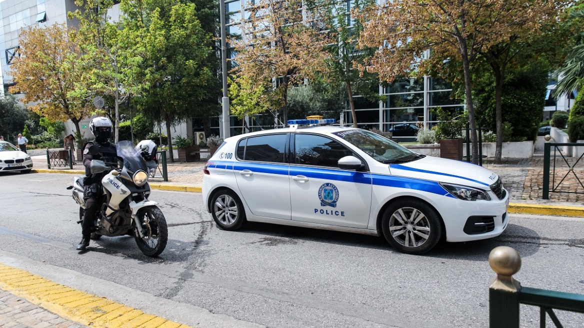 Δημόσιοι υπάλληλοι σε κύκλωμα με μετανάστες και μεταβιβάσεις ακινήτων - Πάνω από ένα εκατομμύριο ευρώ η λεία τους 