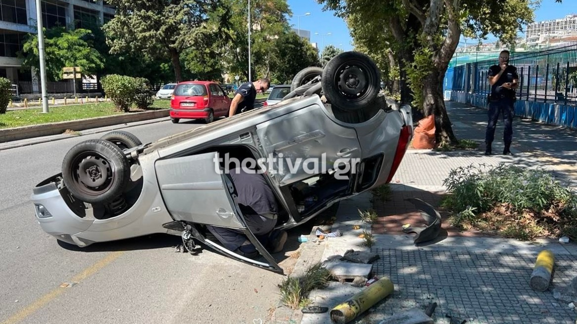 Θεσσαλονίκη: Συγκρούστηκαν τρία οχήματα, ανετράπη το ένα - Τραυματίστηκε μια γυναίκα
