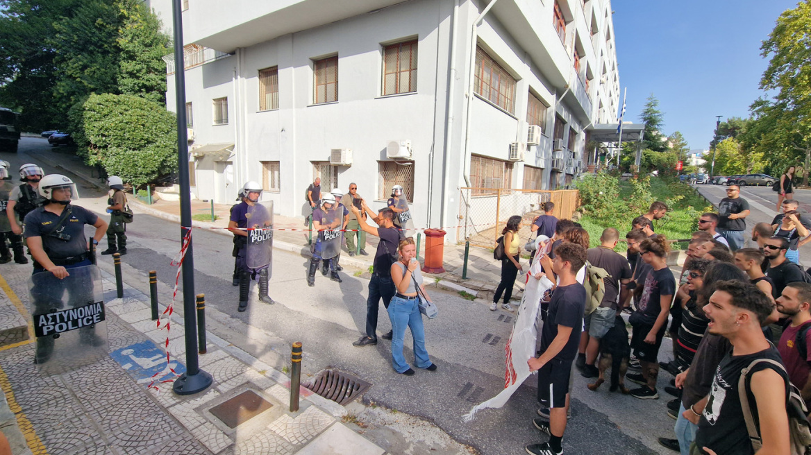 ΑΠΘ: Νέα διαμαρτυρία φοιτητών με πανό και συνθήματα για την Πανεπιστημιακή Αστυνομία